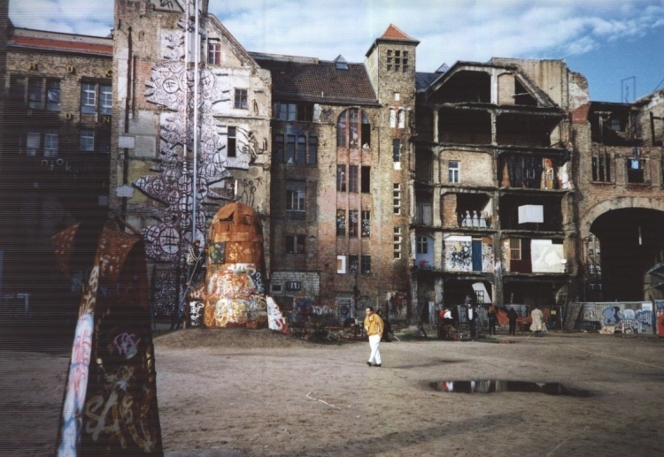 Il Tacheles, di cui già nel 2008 si decretava la fine, è un ex casa occupata trasformata in centro creativo per gli artisti e per gente da tutto il mondo. Porta i segni della guerra.