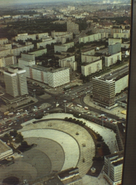 Dalla torre sopra l'Alexanderplatz si vede la desolazione grigia di Berlino Est.