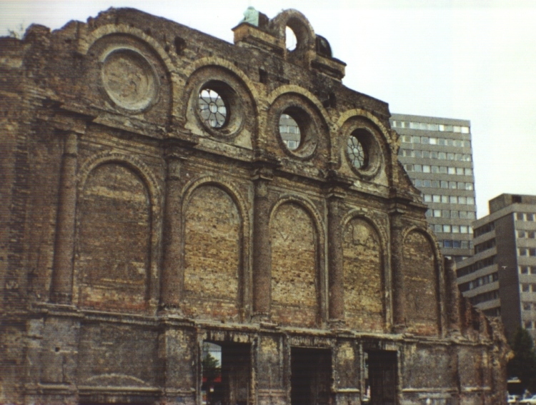 Dell'Anhalter Bahnhof è rimasta solo la facciata dopo i bombardamenti della guerra. Peter Falk, il Tenente Colombo, nel film *Il cielo sopra Berlino* la chiamava *la stazione dove ferma la stazione*