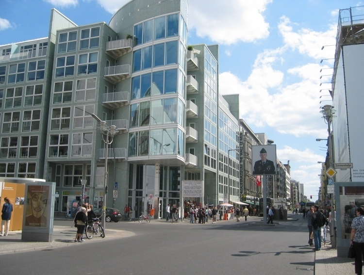 Il Checkpoint Charlie divenne subito un museo. Ora è stato tirato a nuovo e si può leggere e vedere le cose essenziali già sulla strada.