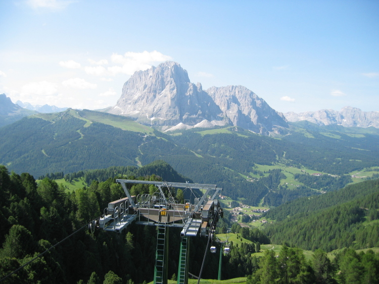 Siamo all'arrivo della funivia. Da qui vediamo le montagne dall'altra parte della valle, il Sassolungo e il Sassopiatto.