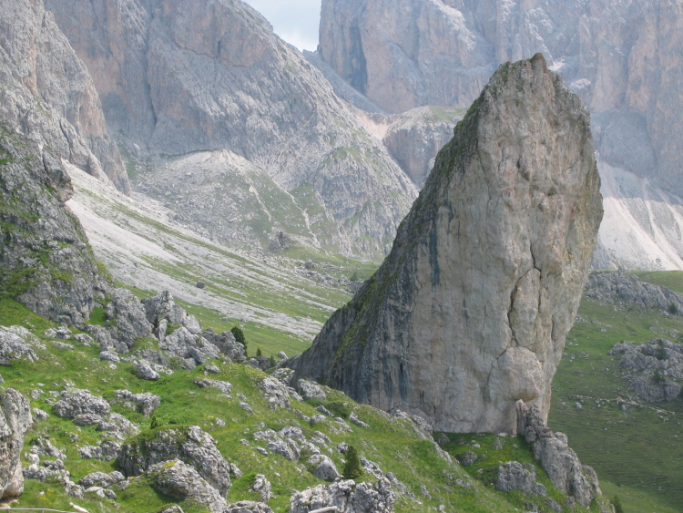 Sull'Alta Via di Cisles incontriamo rocce ovunque sparse nel prato. Un grosso spuntone di roccia sempra poterci parlare.