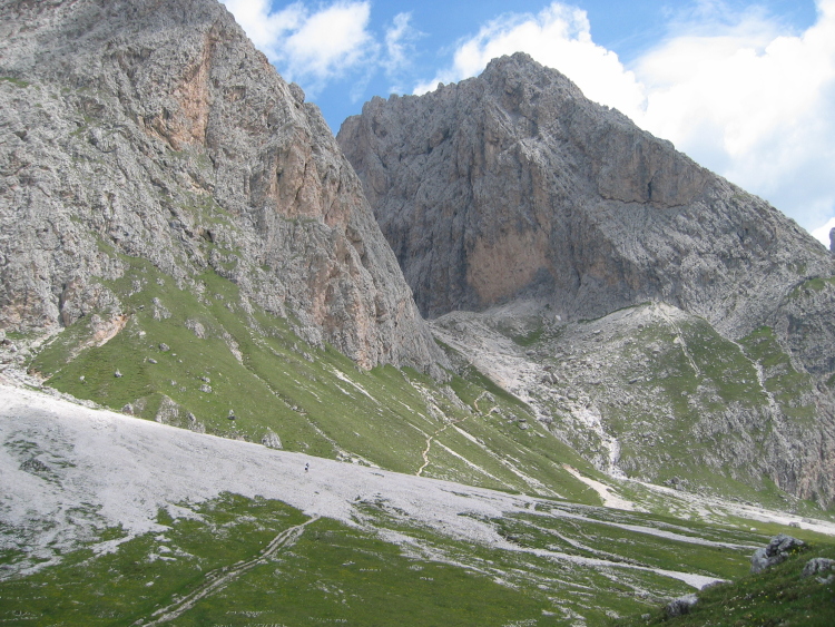 Il sentiero in mezzo ai prati continua verso una forcella. Noi ci siamo fermati.