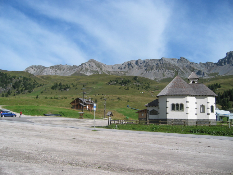 Al passo S. Pellegrino c'è un ampio parcheggio.