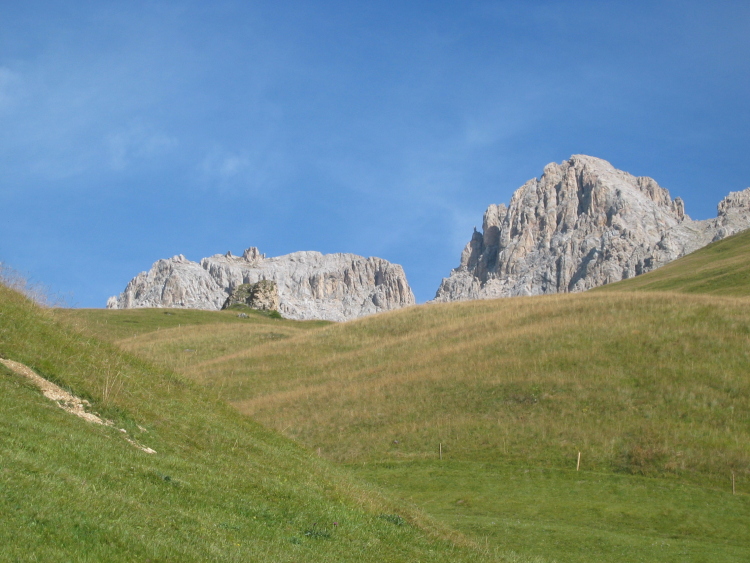 È strano vedere le rocce dolomitiche così vicine al prato. Un bel contrasto tra bianco e verde.