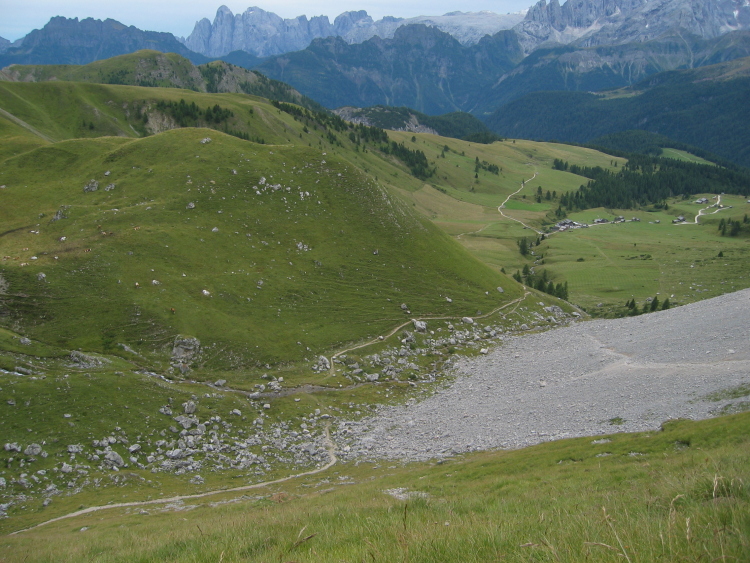 Panoramica sull'ultima parte di sentiero, il 607. In fondo vediamo il Rifugio Fuchiade.