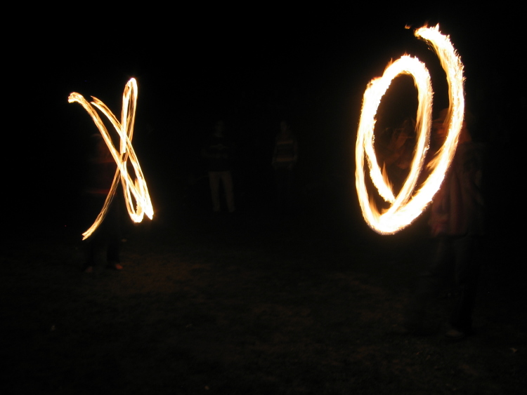 Ora sono in due a fare segni di fuoco. Sulla sinistra vediamo una specie di X, mentre sulla destra un cerchio.