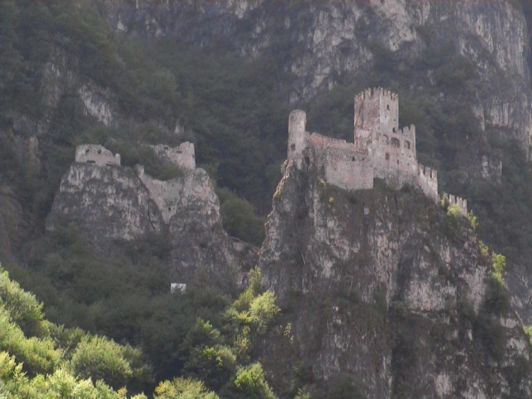 Vista del castello dal basso. Dietro il castello le torri.