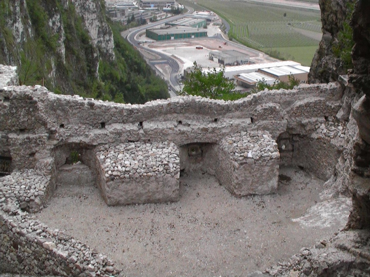 Il muro del cortile ripulito.