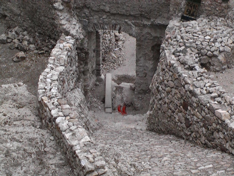 La vecchia entrata del castello che ora porta ai bagni.