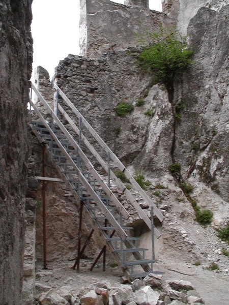 All'interno del secondo ricetto c'è una scala provvisoria che porta alla torre.