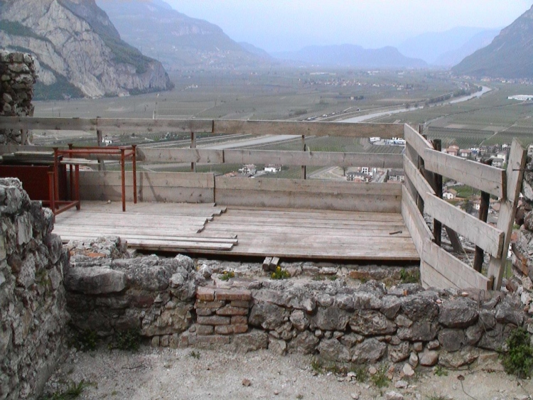 All'esterno, il primo ricetto. Un buco (cantina?) è coperto da assi per permettere i lavori.