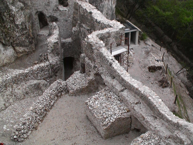 Il cortile interno e il muro a sud visti dall'alto. Oltre il muro vengono costruiti i gabinetti.