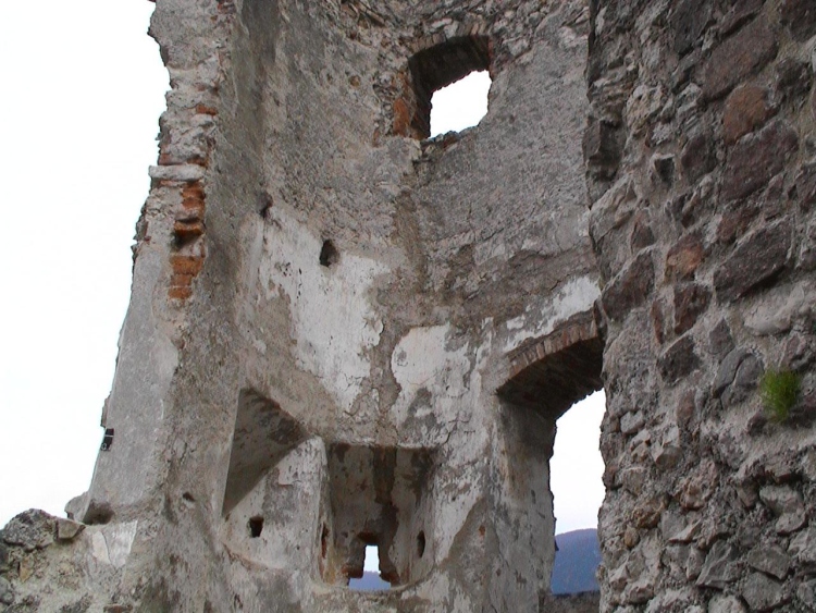 Una semitorre con finestre verso nord a livello del primo ricetto, la parte più vecchia.