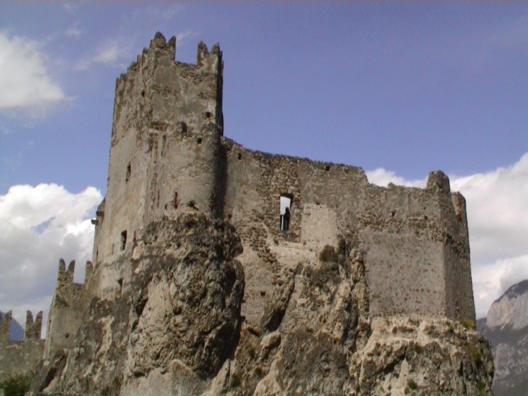 La parte alta del castello vista dalle torri. All'interno, attraverso una finestra, si vede una persona.