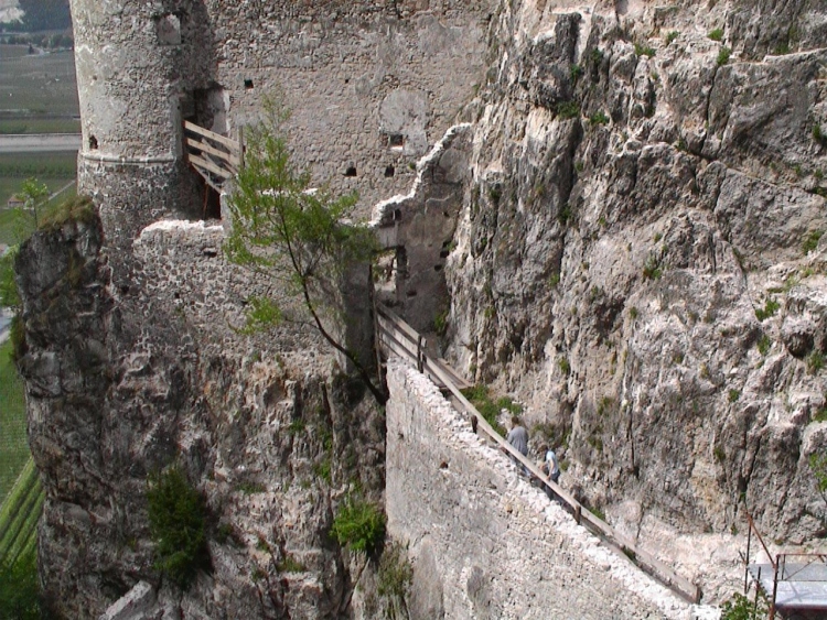 Il camminamento sopra il cortile visto dall'alto. Due persone lo stanno attraversando.