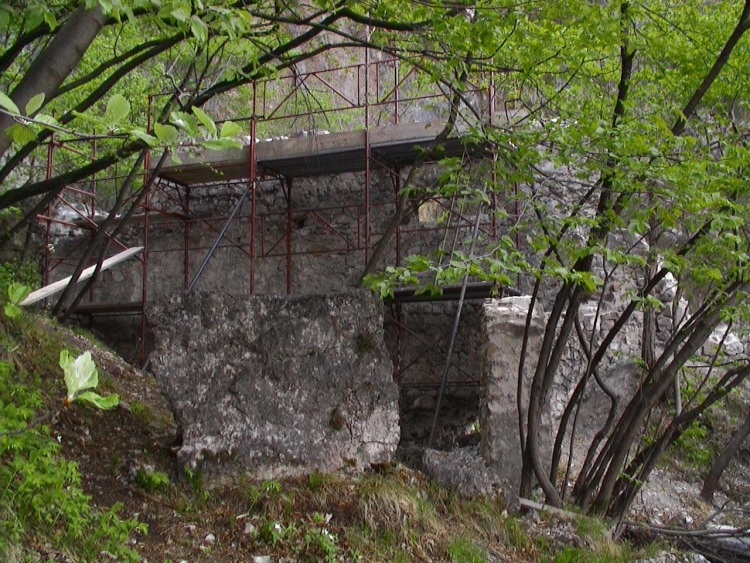 Il muro di una parte dietro il castello, quella delle torri. C'è un'impalcatura per fare i lavori.