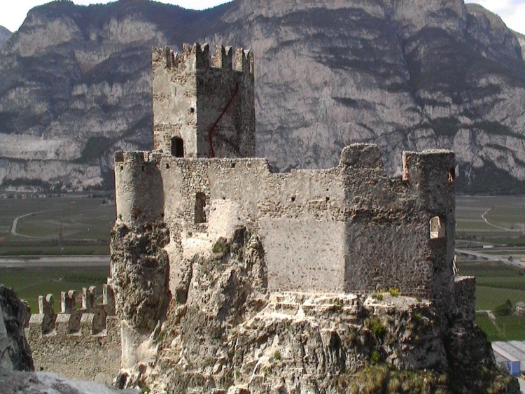 Il castello sulla roccia visto dalle torri. Sullo sfondo la valle.