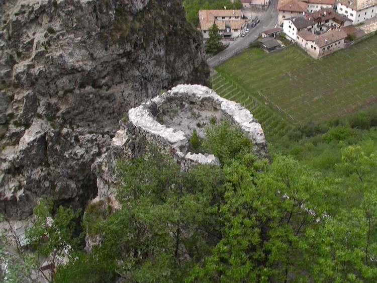 Una torre *mozzata* vista dall'alto. Si trova tra il castello e le torri, verso nord.