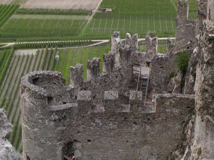 Il secondo ricetto, visto dall'alto, con la sua torre e la scala provvisoria.