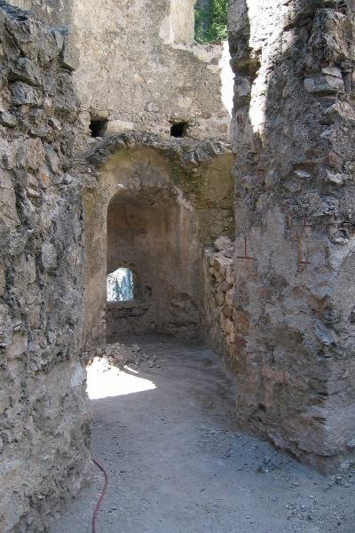 L'interno ripulito di una torre circolare. Si vedono le feritoie dentro degli archetti rotondi.