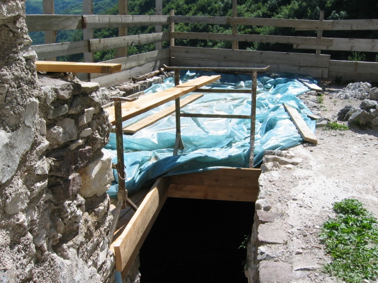 Al primo ricetto c'è un buco che porta in una specie di cantina. Durante i lavori vicino al buco c'è un telo che copre e permette anche di montare una ringhiera.