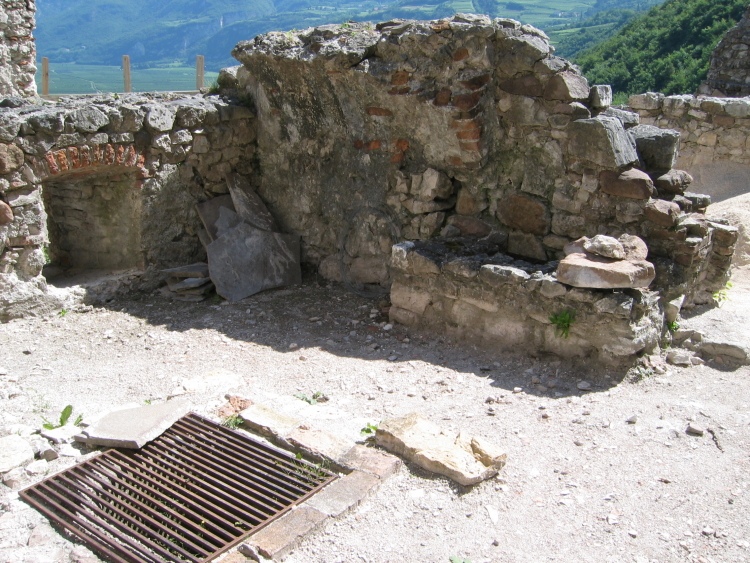 Racchiusa dentro un muretto basso del primo ricetto c'è una grata che copre il buco di un pozzo sotterraneo.