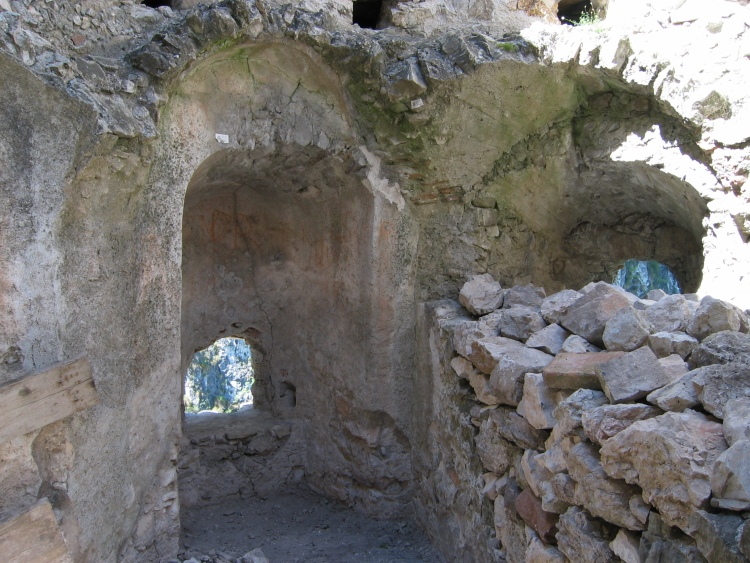 Di nuovo la torretta circolare dall'interno e da vicino, con due archetti e due feritoie.