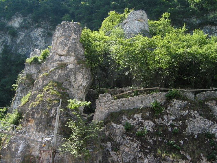 Uno sguardo verso le torrette vicino alla montagna. Tra le torrette sono cresciuti degli alberi.