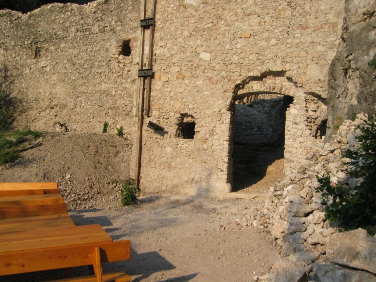 La *porta* d'entrata a sud è stata ricomposta. All'esterno alcune banche e tavoli di legno.