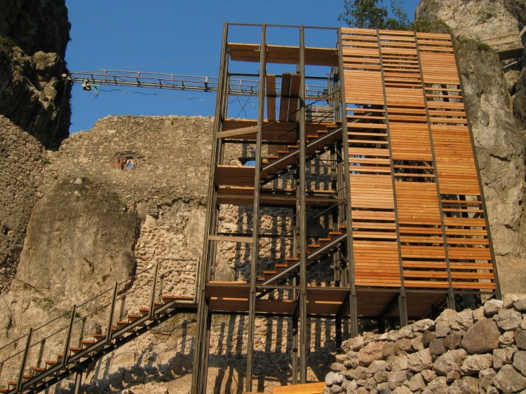 Nel cortile si trova una grande struttura di ferro e legno con all'interno gli scalini per salire alla cinta muraria che da a nord.