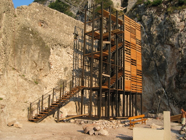 Il cortile con la fontana e la grande struttura di ferro.