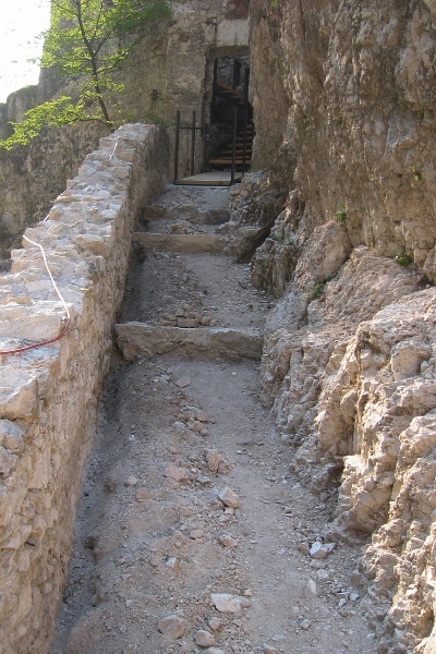 Il camminamento che dalla cinta muraria porta all'interno del castello, al secondo ricetto, viene ripulito.