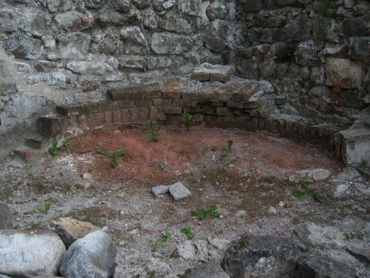 Nel secondo ricetto una macchia di terra rossa con intorno dei mattoncini. Forse un forno.