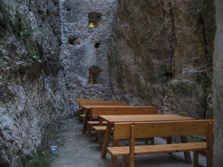 Una stanza vicino al cortile è stata recuperata e ripulita. Ci sono due finestre, tavoli e banche.