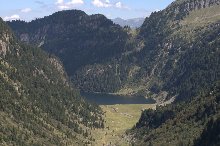 Proseguendo oltre il lago si sale per il *Vallone* che porta poi in altre valli. Da qui, guardando indietro, si vede gran parte del lago.