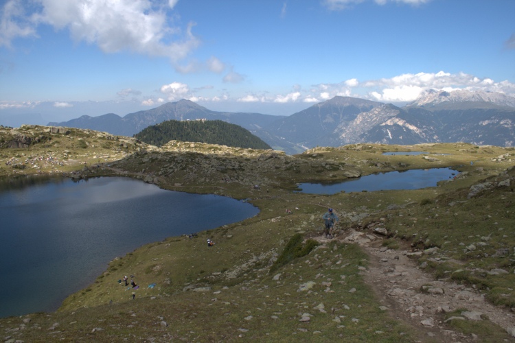 I Laghetti di Bombasèl sono un bel luogo dove sostare. Dietro si vedono altre montagne.