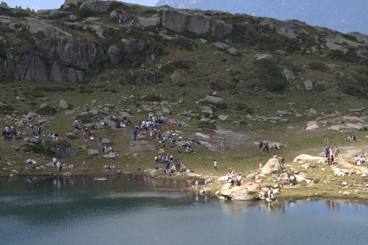 In riva ai laghetti c'è sempre molta gente nel periodo estivo. Troppo comoda la salita con la funivia del Cermis.