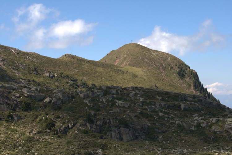 Dai Laghetti di Bombasèl si vedono alcune cime: il Castel di Bombasèl e il Cimòn Del To Della Trappola. Sono in pochi a salirci.