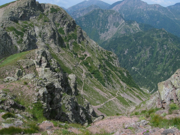 Proseguendo e guardando indietro vediamo la Cima di Valsolero e sotto il sentiero appena percorso.