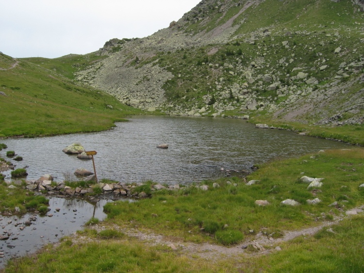 Prima di imboccare il sentiero di ritorno passiamo per il Laghetto di Montalòn che fa da crocevia.