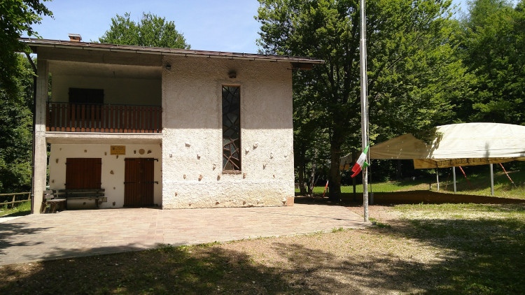 La Capanna Maderlina, un vecchio rifugio immerso nel bosco, viene aperta solo dalle associazioni in alcune occasioni.