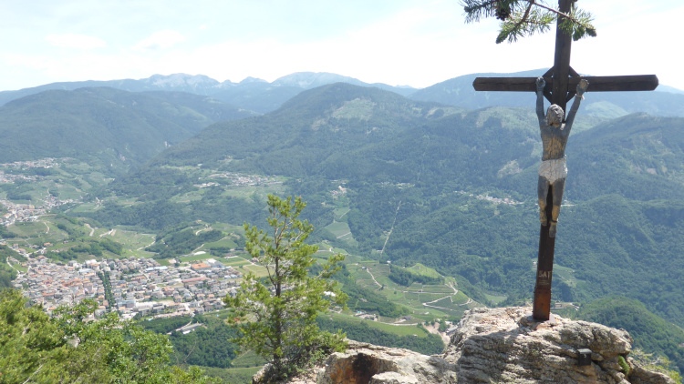 Dal Piz dele Agole, dove si trova anche una croce con un Cristo, vediamo tutta la Val di Cembra.