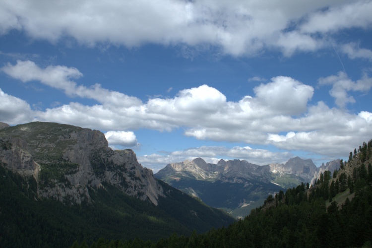 Dalla forcella si vede il Catinaccio.