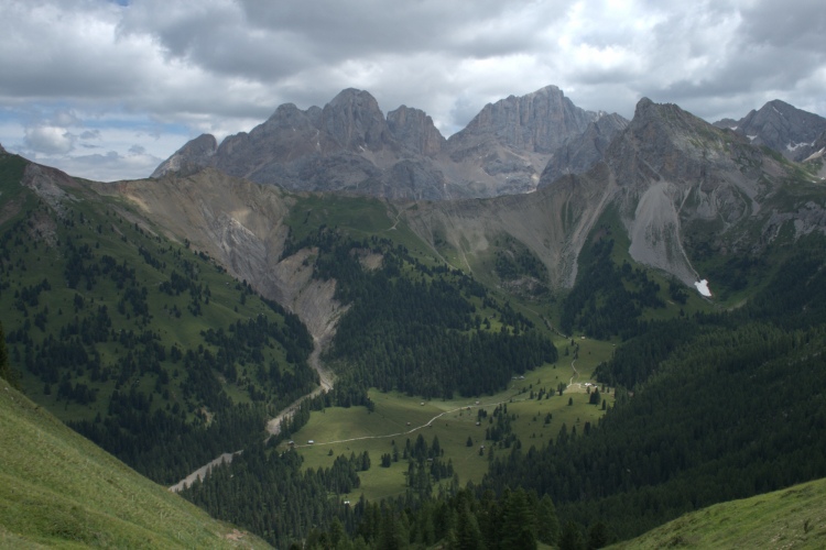 Dalla Sella Palacia la vista sulla valle e sulle montagne circostanti e ottima.