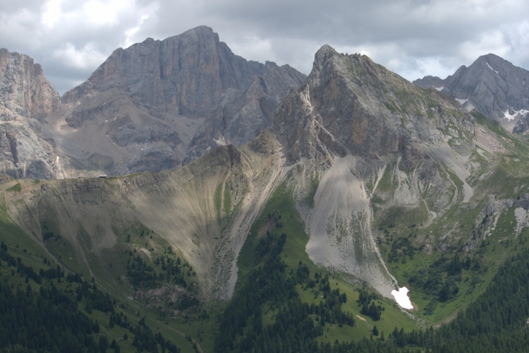 Con il teleobiettivo stringo sul rifugio e le cime.