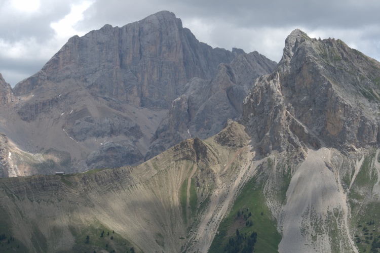 Ancora più vicino: il rifugio, il Col Ombert e le cime.