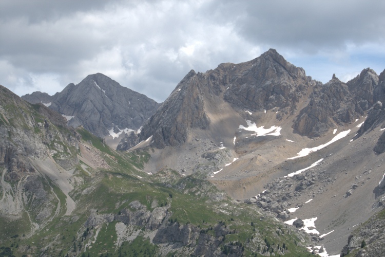 A destra (est) del Col Ombert sale una valletta con un sentiero che porta al Passo Pasche.