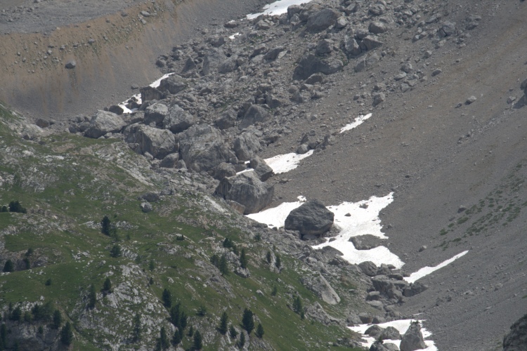 Per la Valle Ombert ci sono dei massi enormi.