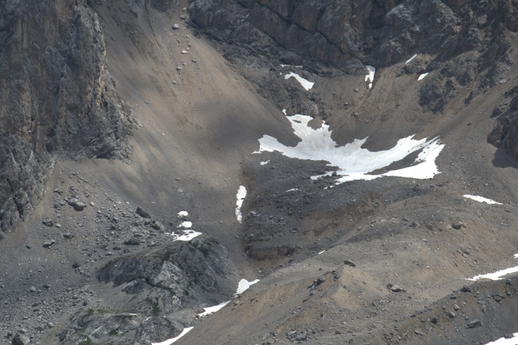 Sotto le cime circostanti si trovano ancora macchie di neve, nonostante il caldo fatto quest'anno a luglio.